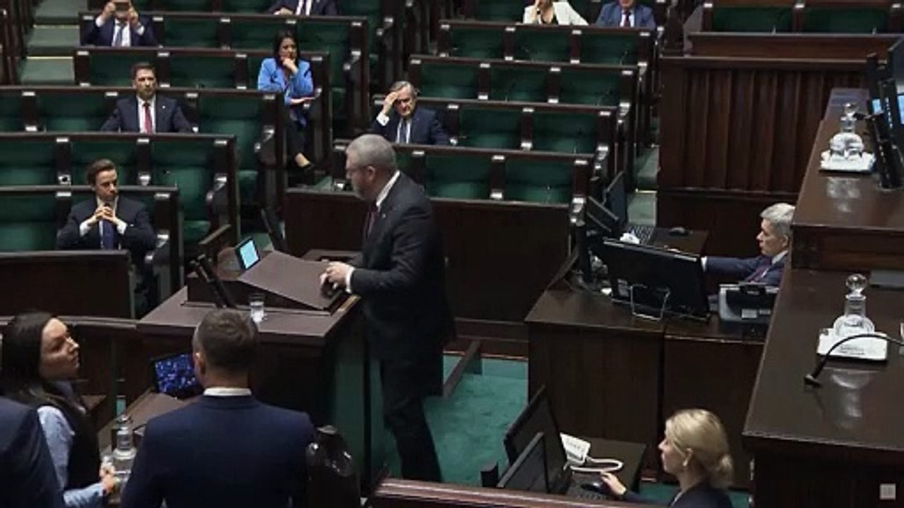 Polen: Ultrarechter Abgeordneter löscht Chanukka-Leuchter