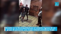 Tensión en la Municipalidad por el violento ingreso de un grupo de personas: una mujer intentó prenderse fuego