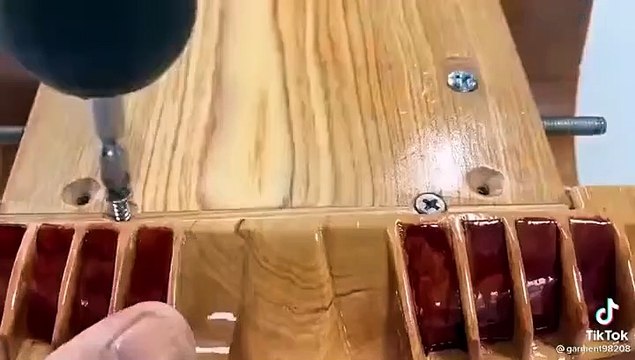 Il réalise une magnifique Ferrari SF90 Spider en bois