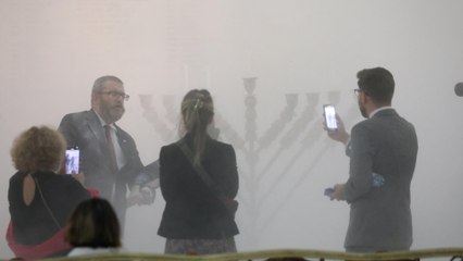 En Pologne, un député d'extrême droite vide un extincteur sur une ménorah, le chandelier juif