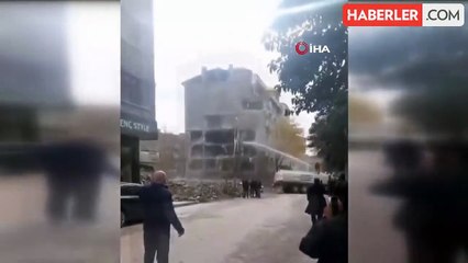 Elazığ'da ağır hasarlı bina tek dokunuşla böyle yıkıldı