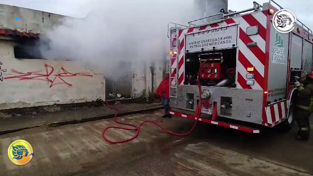 Incendio en el Malecón de Coatzacoalcos moviliza a cuerpos de emergencia