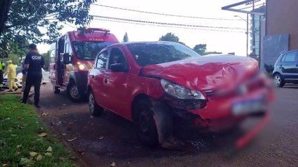 Rapaz fica ferido em acidente entre Gol e Mercedes
