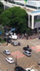 Homem tenta levar celular e acaba cercado e contido por populares em Maringá
