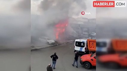 Oto tamircide korkutan yangın: Araçları forklift ile kurtardılar