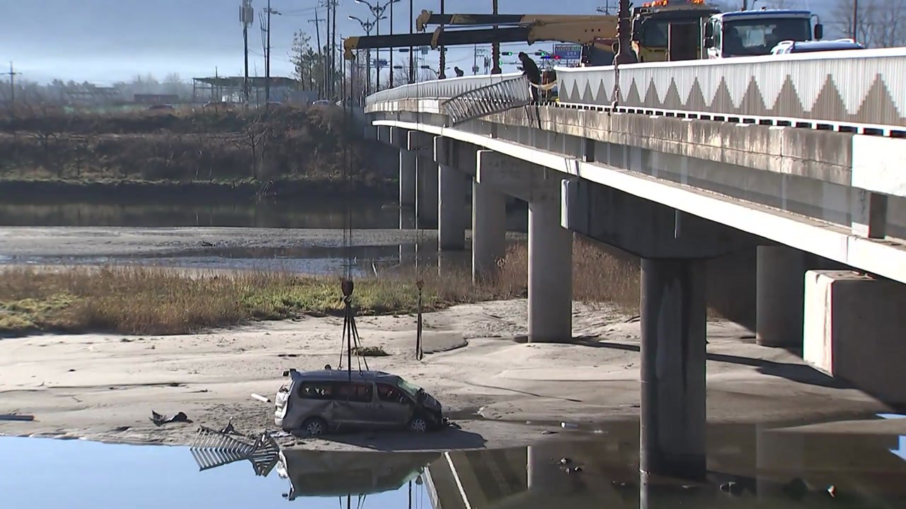 강릉서 빙판길 승합차 다리 아래로 추락...운전자 1명 다쳐 / YTN