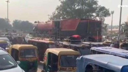 बनारस की दुर्दशा देख हुए हैरान ! कईयों की छूटी ट्रेन, देखिए ये वीडियो