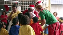 البرازيل: سانتا كلوز الأسود يبعث الفرحة في نفوس أطفال الأحياء الفقيرة في ريو دي جانيرو