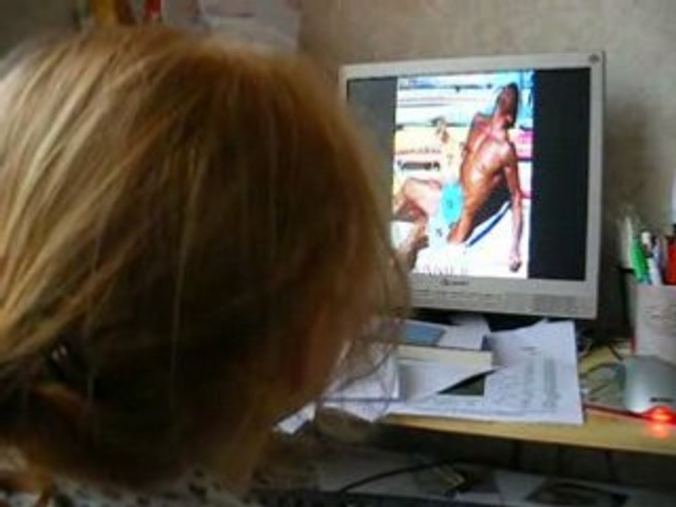 Loriane regarde ses mails
