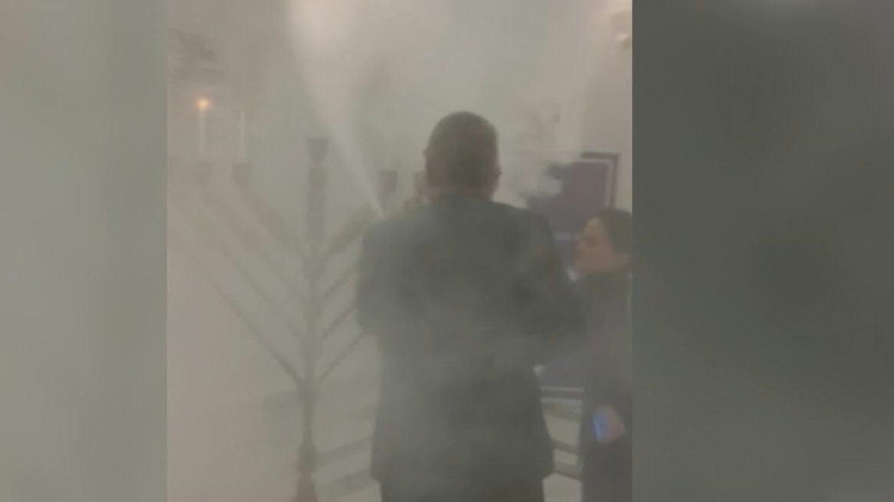 Ultrarechter polnischer Abgeordneter löscht Chanukka-Leuchter mit Feuerlöscher