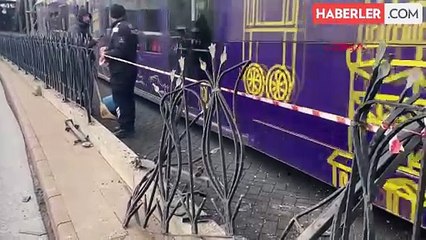 Zeytinburnu'nda Otomobil Tramvay Yoluna Çarptı