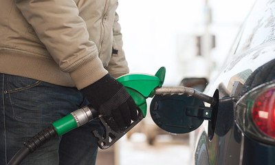 استخدم ولاعة السجائر للعثور على غطاء الوقود في سيارته فتسبب بكارثة