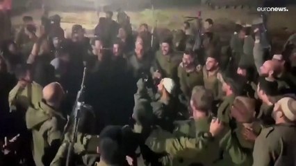 شاهد: جنود إسرائيليون يخربون البيوت والمتاجر وينشدون أغانٍ عنصرية ضد الفلسطينيين في غزة