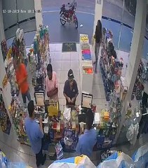 Idoso detém assaltante que o tenta roubar em farmácia. E há vídeo