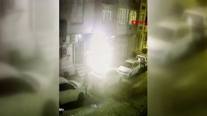 Elinde döner bıçağıyla girdiği binadan ayakkabıları çaldı