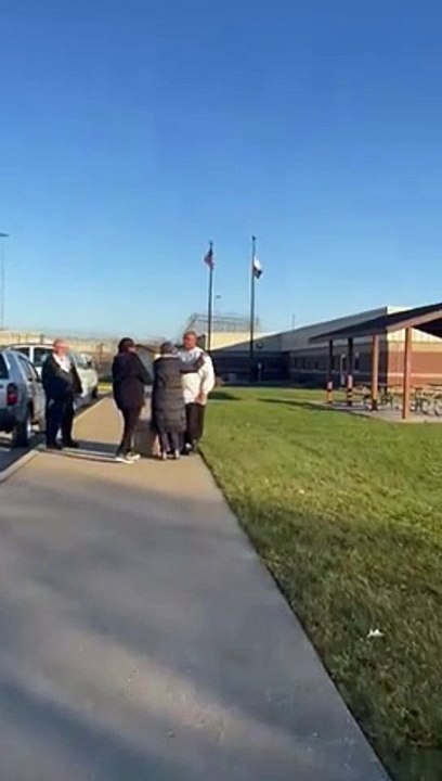 Homem condenado pela morte de um menino de 6 anos libertado após 35 anos