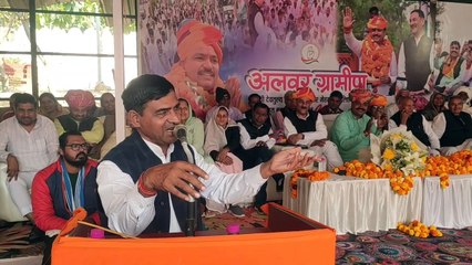 कांग्रेस का कार्यक्रम: विधायक मांगे लाल मीणा ने सुनाया ये गीत