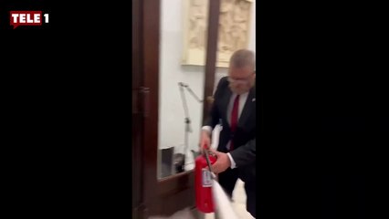 Vekil ‘Satanist ayin’ dedi Meclis’teki mumları yangın tüpüyle söndürdü