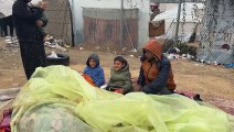 نازحون فلسطينيون يبحثون عن الدفء داخل مخيم في رفح