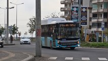 Kaldırım tamamlandı, elektrik direği yolda kaldı