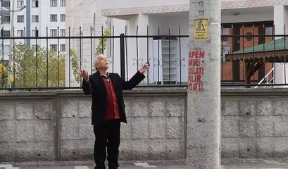 Yol ortasındaki elektik direğini görenler şaşkına dönüyor
