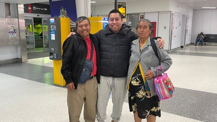 Padres Sorprenden A Hijo En Aeropuerto Después De 22 Años Separados