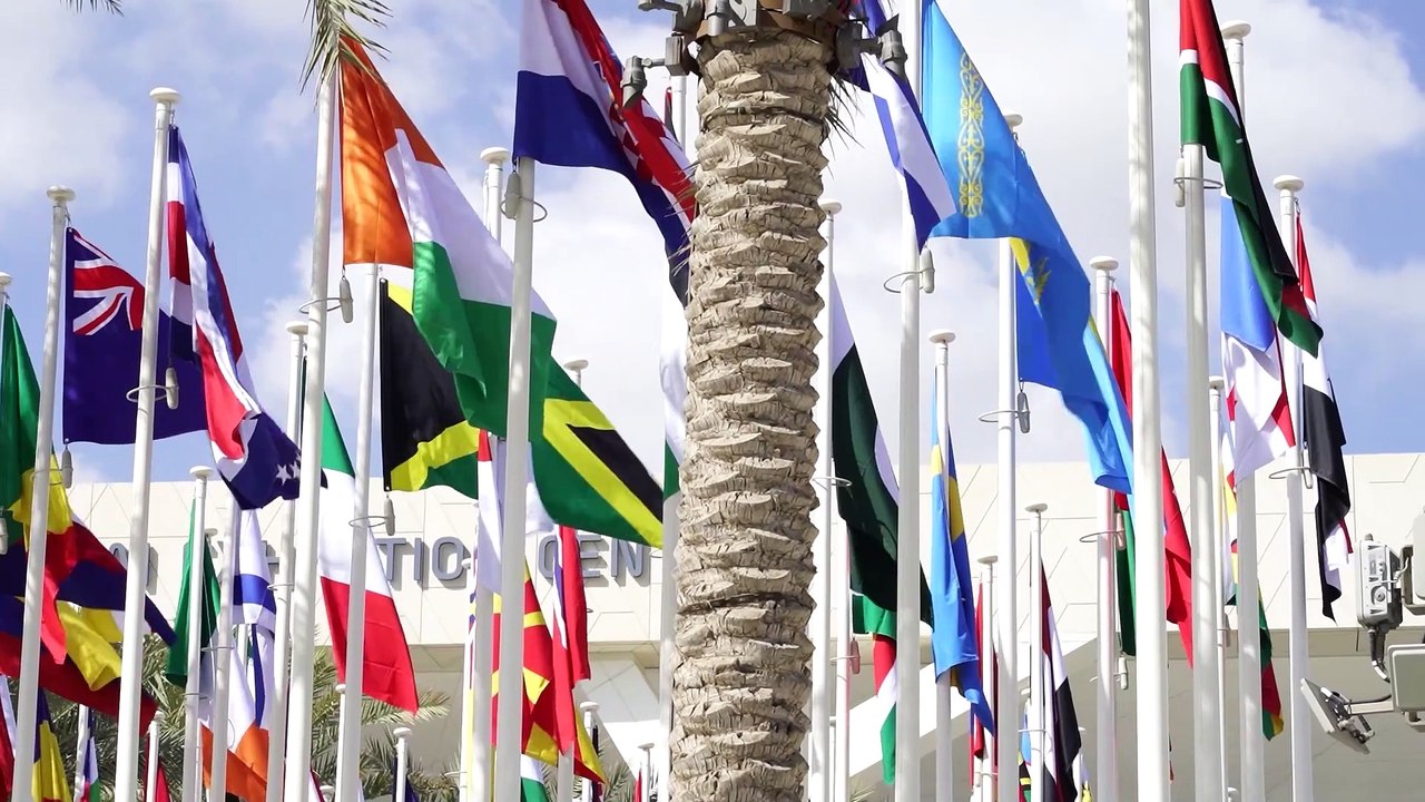 La cumbre del clima llega a un acuerdo de transición para "abandonar" los combustibles fósiles