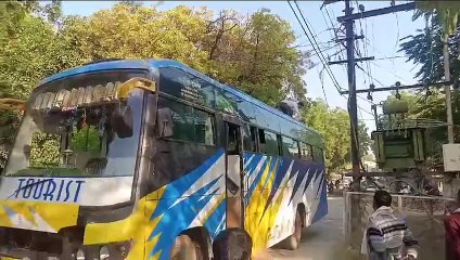 विद्युत लाइन का तार टूटकर बस पर गिरा, दो दर्जन सवारियों की जान बची