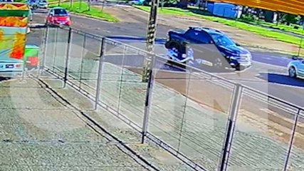 Vídeo mostra motoneta avançando preferencial e batendo contra carro na Rua Juscelino Kubistchek