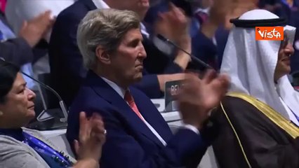 Скачать видео: Alla Cop28 trovato l'accordo su combustibili fossili, l'applauso dell'assemblea