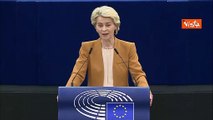 Un cane abbaia al termine del discorso di von der Leyen, fuoriprogramma al Parlamento Ue