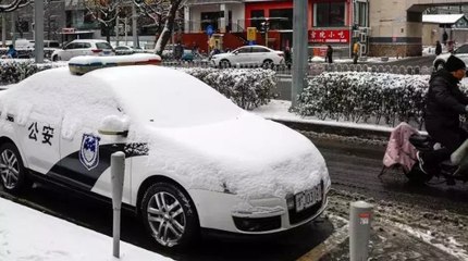 Çin’in başkenti Pekin’de etkili olan kar yağışı nedeniyle  seferler durdu, okullar kapatıldı