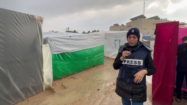 مياه الأمطار تغرق خيام النازحين في دير البلح وسط قطاع غزة