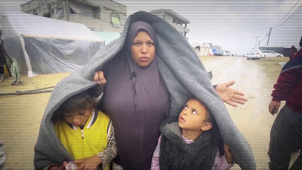 #العربية ترصد معاناة أم نازحة في #غزة من المطر:...