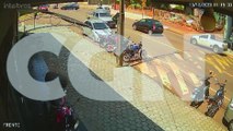 Vídeo mostra carro realizando conversão na Rua Jacarezinho e batendo com Honda Biz