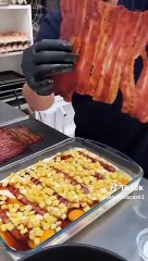 ‘Lasaña de colesterol’: el gratinado de huevos, bacon, salchichas, miel y mantequilla que se ha vuelto viral