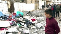 فلسطينيون يعاينون الدمار في خان يونس بعد غارات إسرائيلية