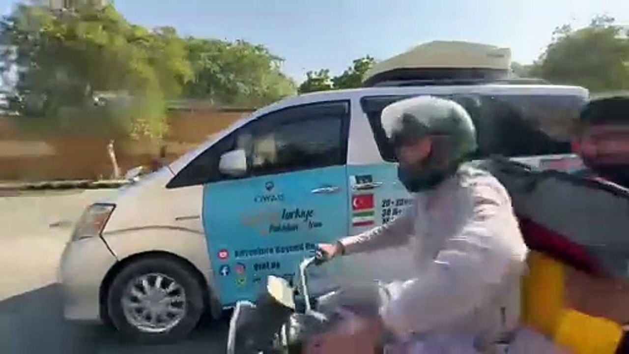 A Pakistani youth traveling to Iran and Turkey by road routes زمینی راستوں سے ایران اور ترکی کی سیر کرانے والا پاکستانی نوجوان کراچی میں سیر و سیاحت کے شوقین افرا