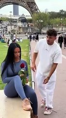 J’OFFRE UNE ROSE À UNE FILLE QUI PLEURAIT