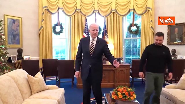 L'abbraccio tra Zelensky e Biden nello studio ovale