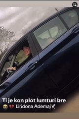 Del nje video e Liridona Ademajt se bashku me femijet ne veture