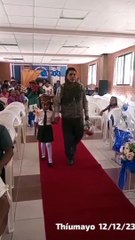 Asiste a la graduación de su hija con un enjambre de abejas en el cuello