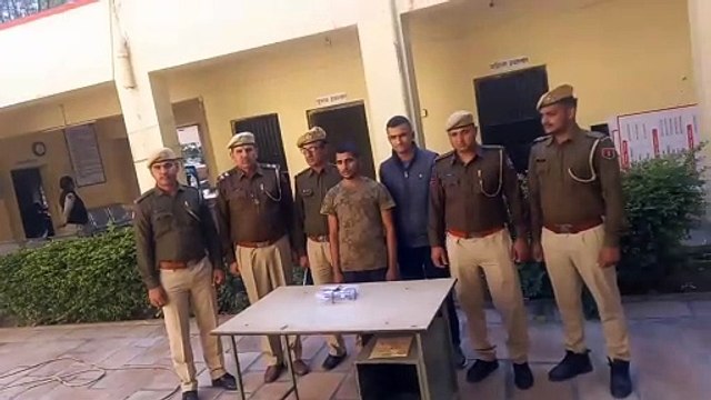 पुलिस ने छापा मारा तो खेत में भागा वांटेड, पीछा कर पकड़ा