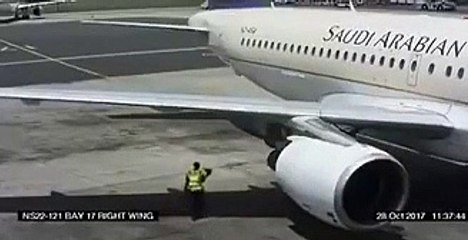 Passer derrière le réacteur d'un avion : mauvaise idée