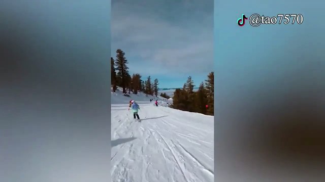 Un ours vient couper la route à des skieurs en Californie... flippant