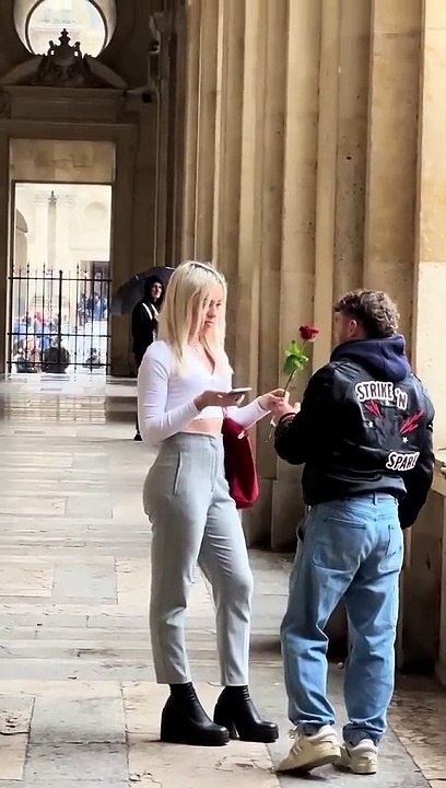 J’OFFRE UNE ROSE À UNE INCONNUE