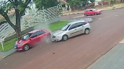 Câmera de segurança registra acidente na Rua Natal