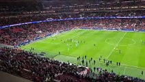 Atletico Madrid - Lazio, squadra sotto il settore ospiti al fischio finale