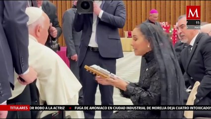 Mara Lezama pide al papa Francisco su bendición para el Tren Maya y le entrega un modelo a escala