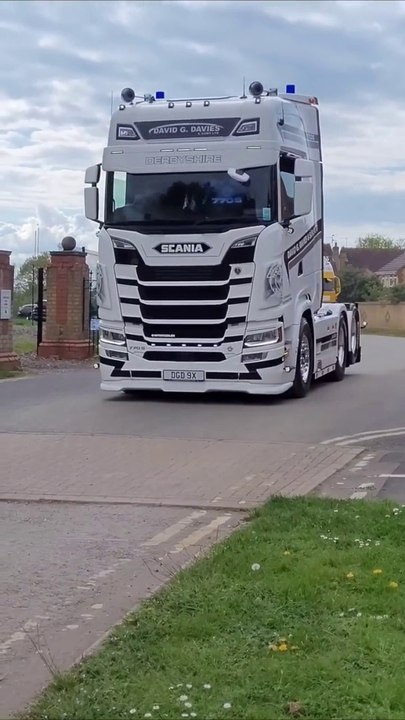 SCANIA 770s V8 Truckfest Peterborough leave sounds of engines and horns